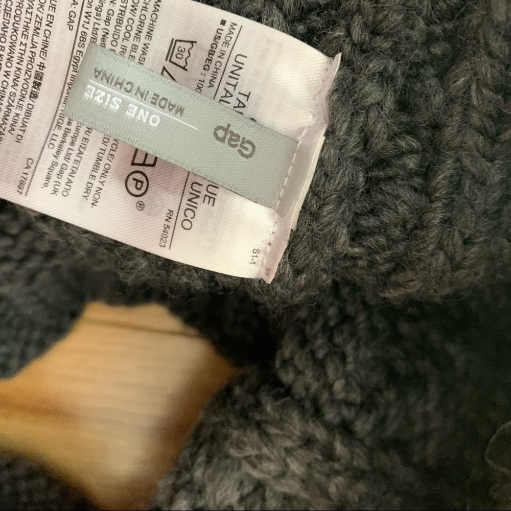 Gap Infinity Scarf - Picture 3 of 5